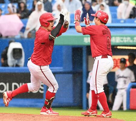 ５回、代打で反撃の２ランを放ち勝田（右）とハイタッチする小園（撮影・園田高夫）