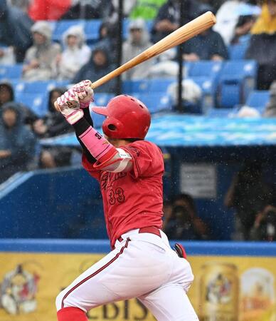 ６回、右線に勝ち越し２点適時二塁打を放った菊池（撮影・園田高夫）