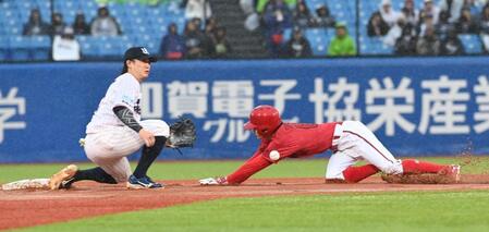 ７回、打者・石原のとき代走・辰見（右）が二塁盗塁を決める（撮影・園田高夫）