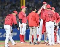 ４回、内野守備の乱れで大量５点を奪われたターノック（左から４人目）＝撮影・園田高夫