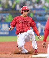 ２回、石原の右前打で一塁から佐藤啓が一気に三塁へ（撮影・園田高夫）