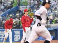 ３回、増田の勝ち越しソロを浴びた森下（中央）＝撮影・園田高夫