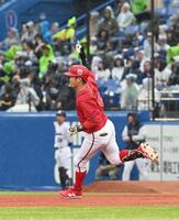 ５回、代打・小園が右越え２ランを放ち右手を上げる（撮影・園田高夫）
