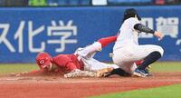 ７回、打者・石原のとき代走・辰見（左）が二塁盗塁を決める（撮影・園田高夫）