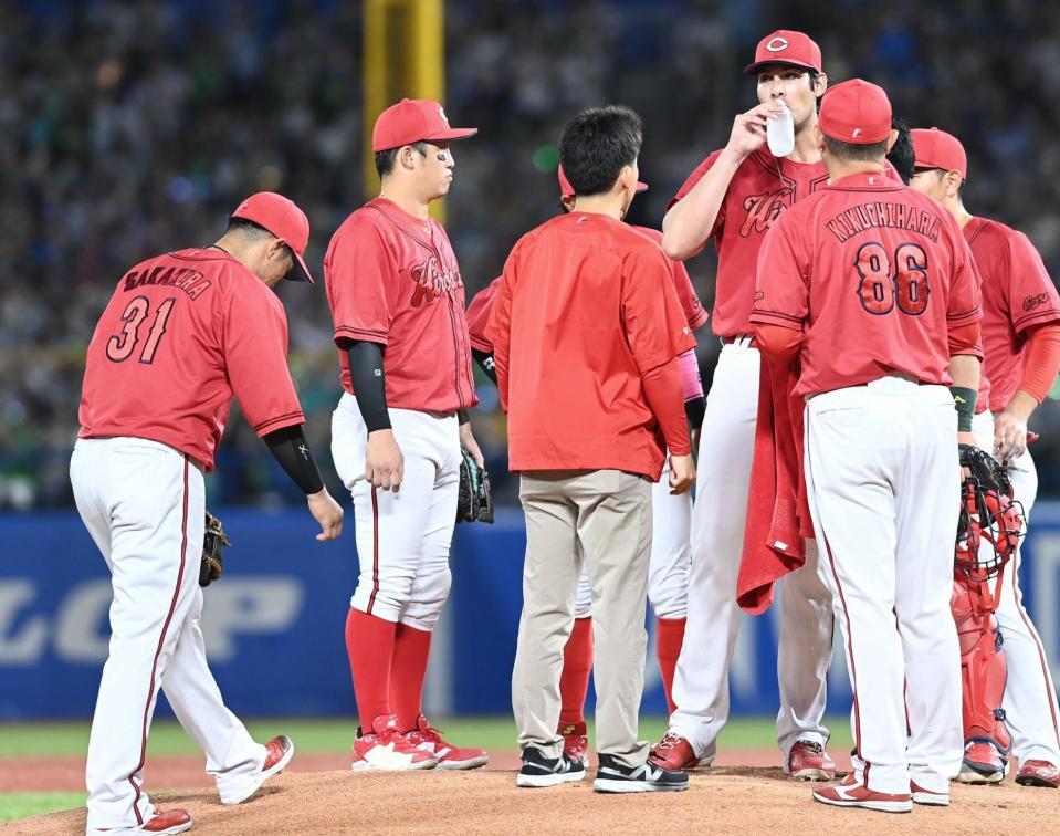 ４回、内野守備の乱れで大量５点を奪われたターノック（左から４人目）＝撮影・園田高夫