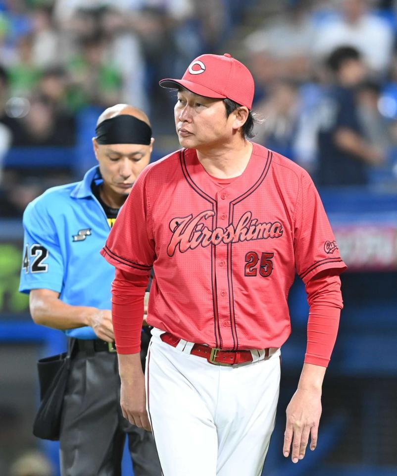 ８回、選手交代を告げる新井監督（撮影・園田高夫）