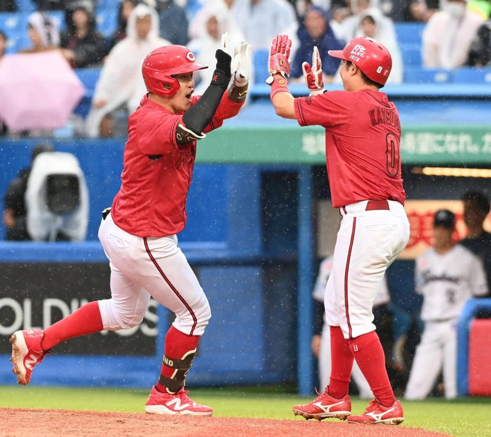 ５回、代打で反撃の２ランを放ち勝田（右）とハイタッチする小園（撮影・園田高夫）