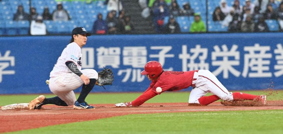 ７回、打者・石原のとき代走・辰見（右）が二塁盗塁を決める（撮影・園田高夫）