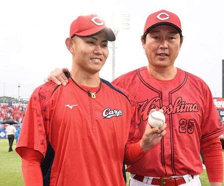 プロ初勝利の辻（左）を祝福する新井監督（撮影・園田高夫）