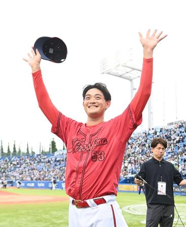 ６勝目を挙げファンに笑顔で手を振る岡本（撮影・園田高夫）