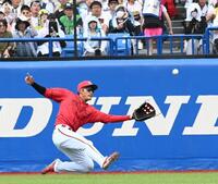 ３回、サンタナの打球を好捕する名原（撮影・園田高夫）