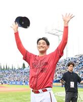 ６勝目を挙げファンに笑顔で手を振る岡本（撮影・園田高夫）