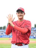 ６勝目を挙げポーズをとる岡本（撮影・園田高夫）