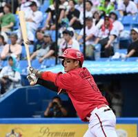 ５回、先制２点二塁打を放った小園（撮影・園田高夫）