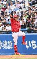 ８回、左前打を放ちベース上でマリオジャンプをする勝田（撮影・園田高夫）