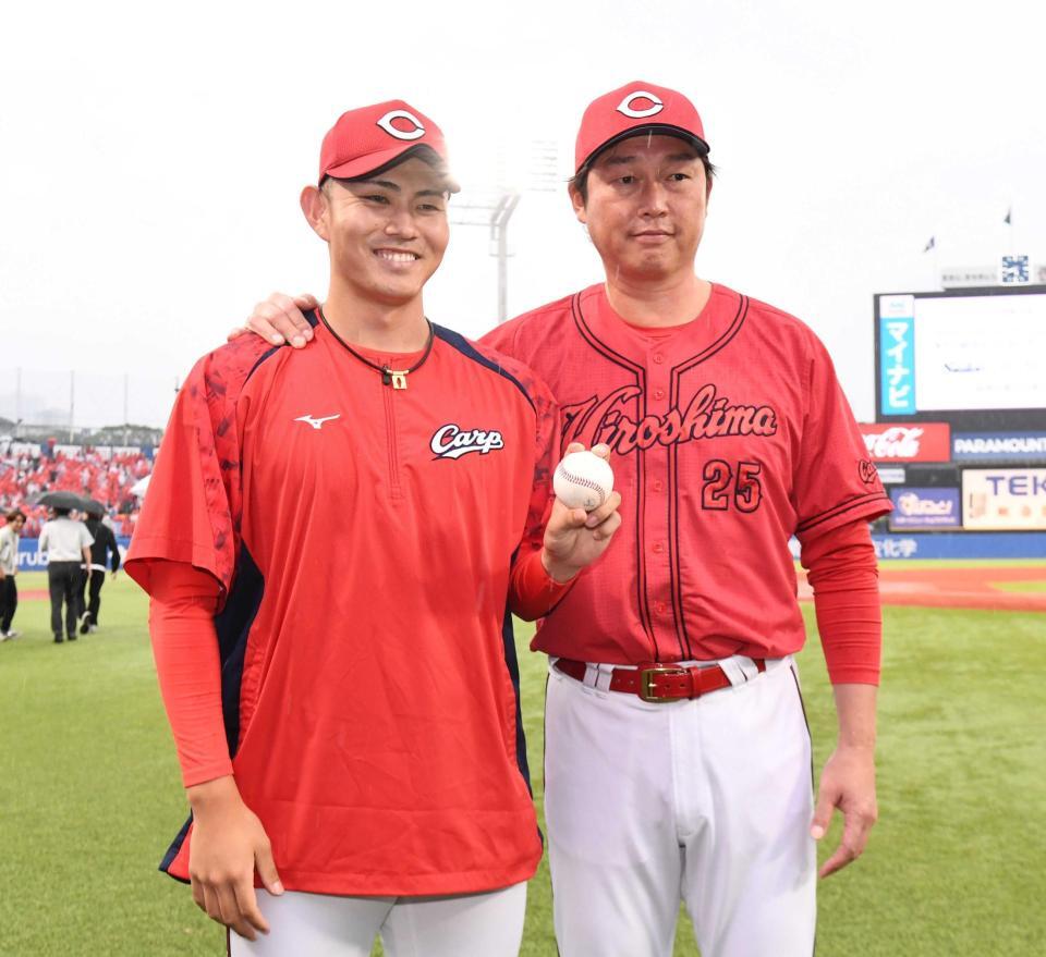 新井監督（右）に祝福されるプロ初勝利の辻（撮影・園田高夫）