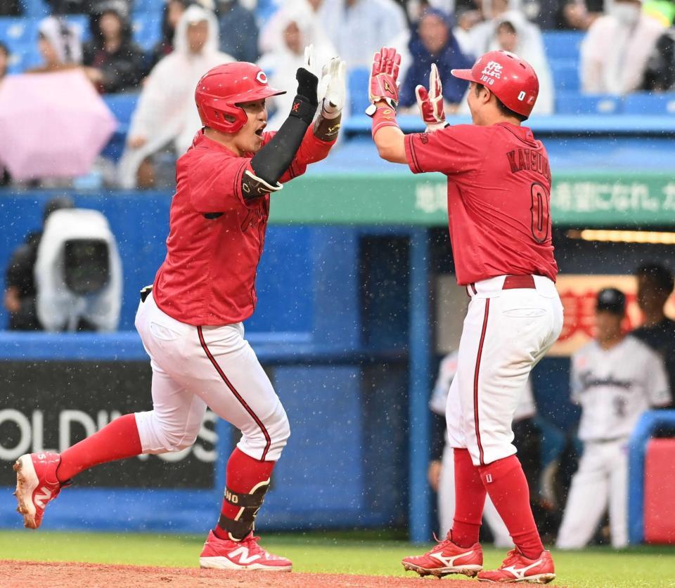 ５回、代打で反撃の２ランを放ち、勝田（右）とハイタッチする小園（撮影・園田高夫）