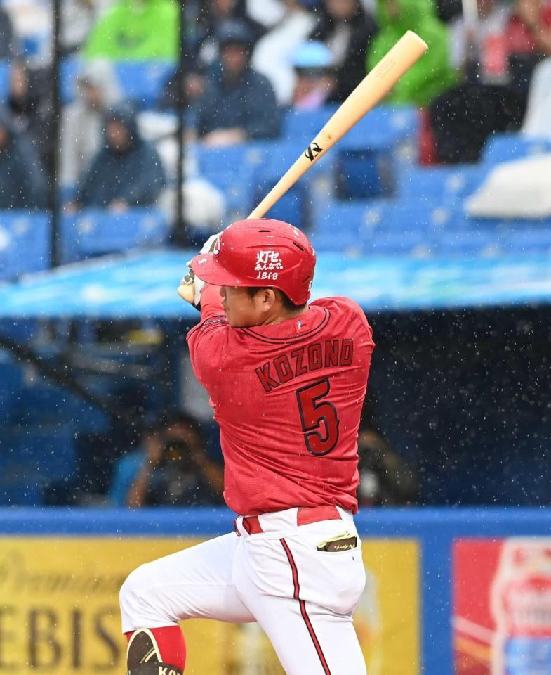 ５回、代打で反撃の２ランを放つ小園（撮影・園田高夫）