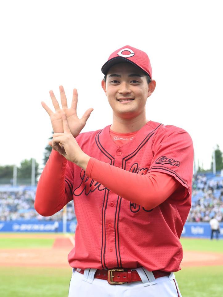 ６勝目を挙げポーズをとる岡本（撮影・園田高夫）