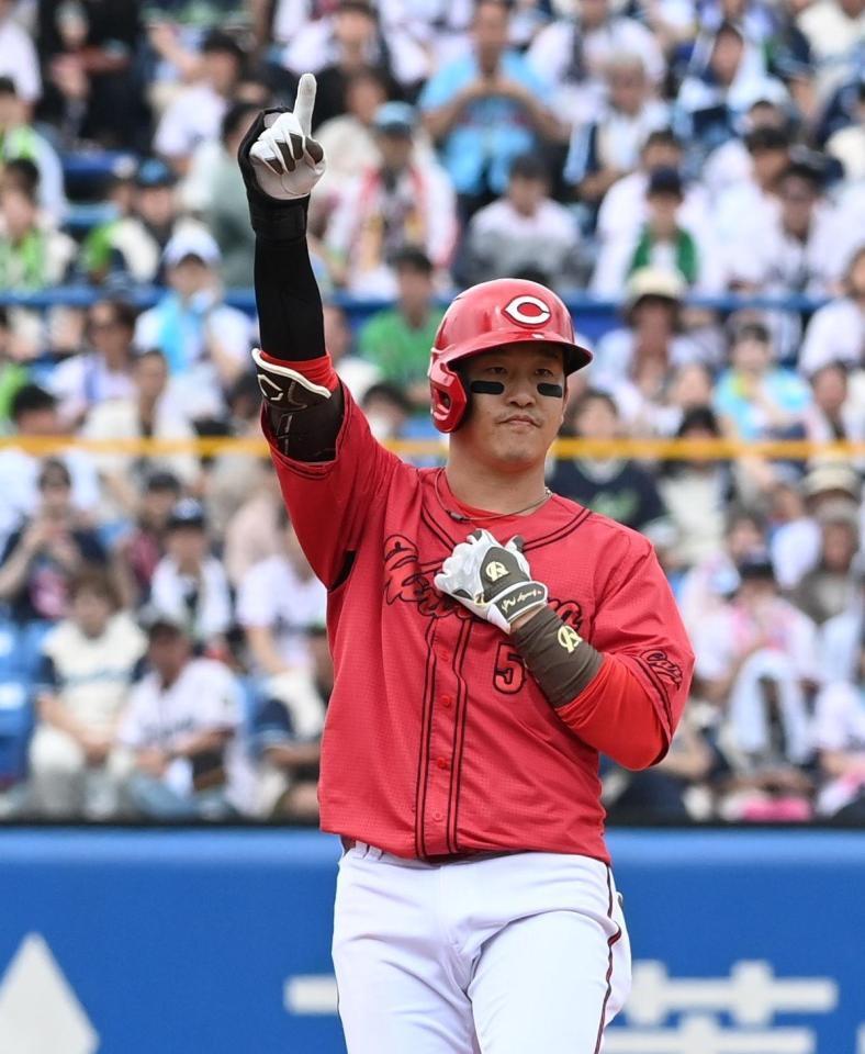 ５回、先制打を放ちベンチへポーズをとる小園（撮影・園田高夫）