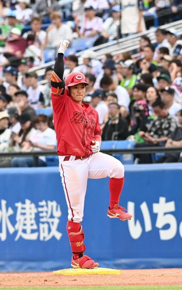 ８回、左前打を放ちベース上でマリオジャンプをする勝田（撮影・園田高夫）