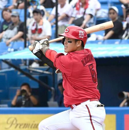 ５回、左中間に先制の２点二塁打を放つ小園（撮影・園田高夫）