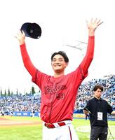 ６勝目を挙げ、ファンに笑顔で手を振る岡本（撮影・園田高夫）