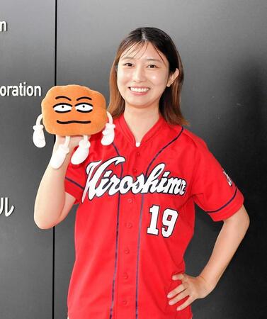 広島テレビで放送中の『おしゃべり唐あげ　あげ太くん』の人形を手に、笑顔を見せる木村アナウンサー（撮影・畠山賢大）