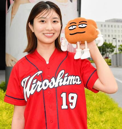 広島テレビで放送中の『おしゃべり唐あげ　あげ太くん』の人形を手に、笑顔を見せる木村アナウンサー(撮影・畠山賢大）