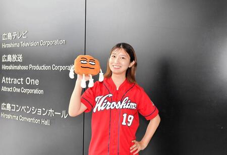 広島テレビで放送中の『おしゃべり唐あげ　あげ太くん』の人形を手に、笑顔を見せる木村アナウンサー(撮影・畠山賢大）