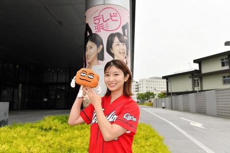 広島テレビで放送中『おしゃべり唐あげ　あげ太くん』の人形を手に、笑顔を見せる木村那津美アナウンサー（撮影・畠山賢大）