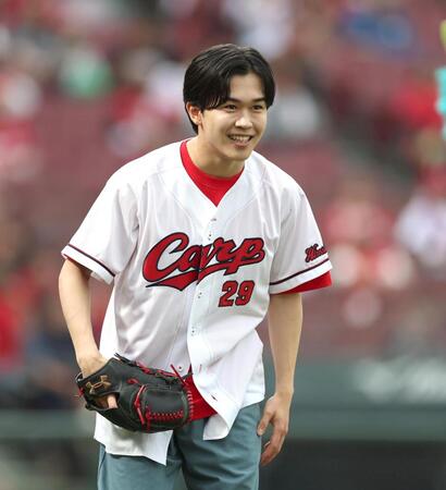 始球式前、笑顔を見せる鈴木福（撮影・北村雅宏）