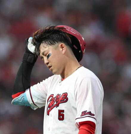 ３回、満塁のチャンスで中飛に倒れた広島・小園海斗＝マツダ（撮影・北村雅宏）