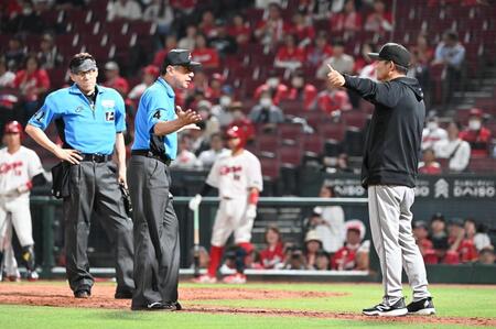 ９回、小園の左前への打球の判定について審判団と話す橋上監督代行（右）