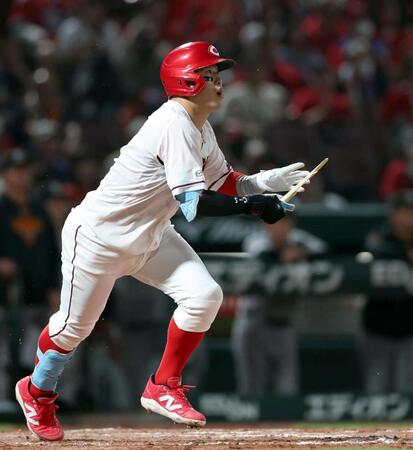 ７回、バットを折りながら２点適時打を放つ小園（撮影・北村雅宏）