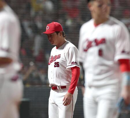 巨人に敗れ、肩を落として引き揚げる新井監督（撮影・北村雅宏）