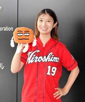 広島テレビで放送中の『おしゃべり唐あげ　あげ太くん』の人形を手に、笑顔を見せる木村アナウンサー（撮影・畠山賢大）