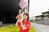 広島テレビで放送中の『おしゃべり唐あげ　あげ太くん』の人形を手に、笑顔の木村那津美アナウンサー(撮影・畠山賢大）