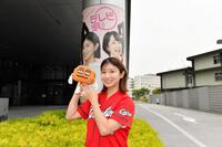 広島テレビで放送中『おしゃべり唐あげ　あげ太くん』の人形を手に、笑顔を見せる木村那津美アナウンサー（撮影・畠山賢大）