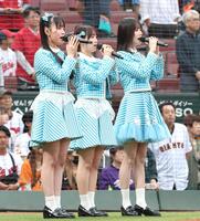 試合前、国歌斉唱するＳＴＵ４８の（左から）岡村梨央、甲斐心愛、中村舞（撮影・北村雅宏）