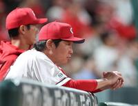 ６回の攻撃をベンチから見る新井監督（撮影・北村雅宏）
