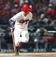 ７回、左前打を放つ野間（撮影・北村雅宏）