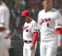 巨人に敗れ、肩を落として引き揚げる新井監督（撮影・北村雅宏）