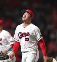 ７回、４点を失い、ガックリとベンチに戻る高（撮影・北村雅宏）