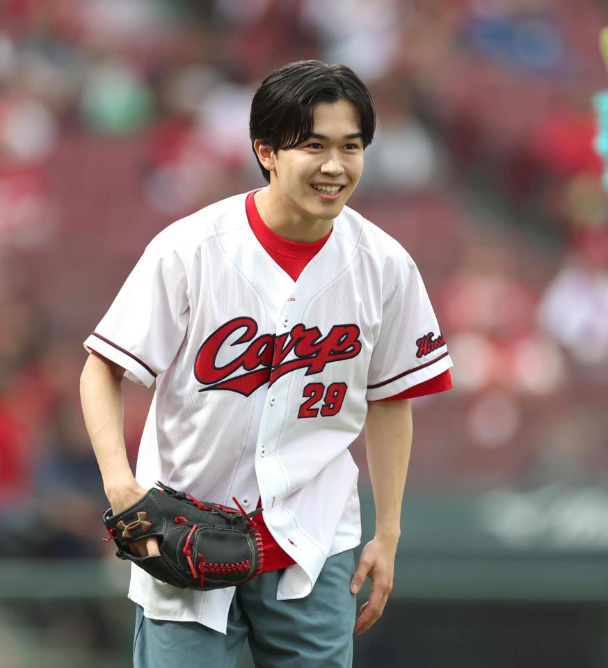 始球式前、笑顔を見せる鈴木福（撮影・北村雅宏）