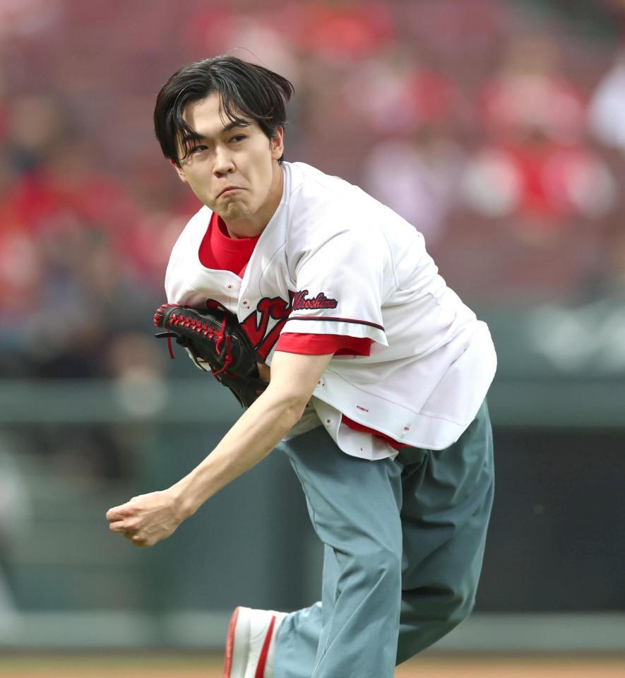 始球式前、キャッチボールを行う鈴木福（撮影・北村雅宏）