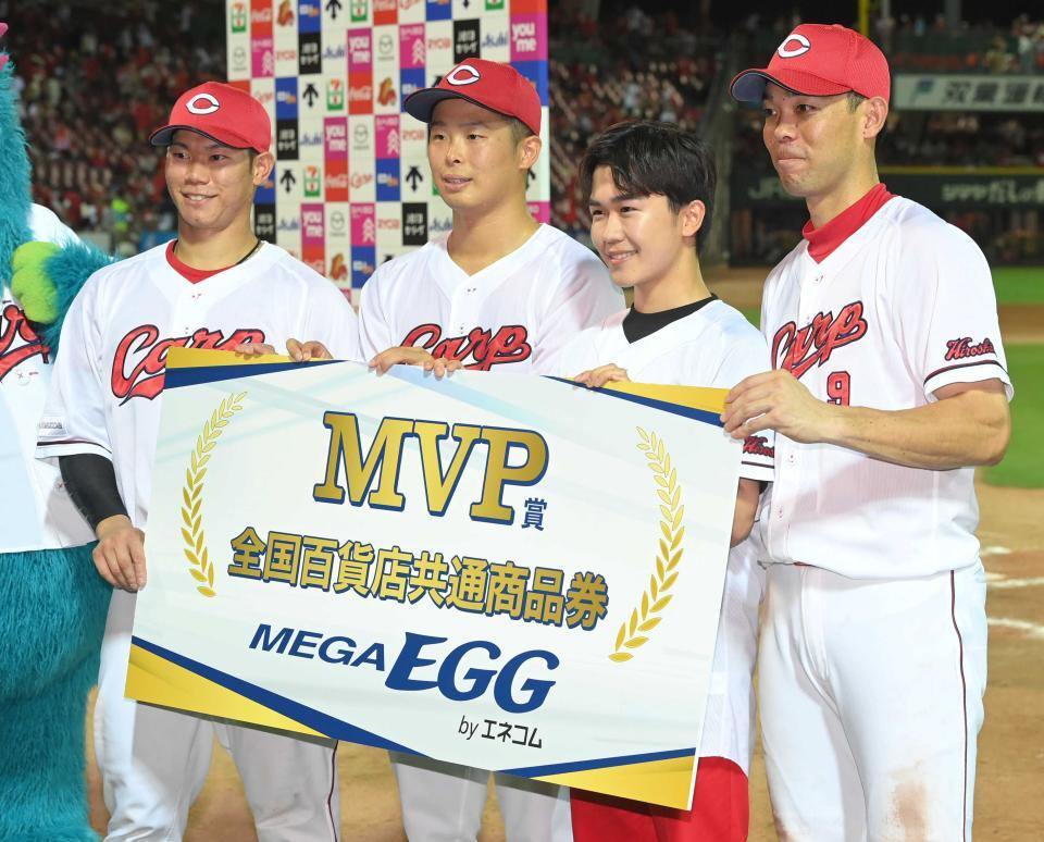 この試合のＭＶＰ受賞者と記念撮影する（左から）坂倉将吾、玉村昇悟、鈴木福、秋山翔吾（２４年）