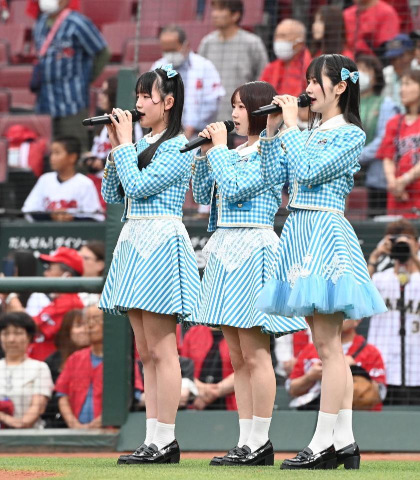 国歌斉唱する（左から）ＳＴＵ４８の岡村梨央、甲斐心愛、中村舞