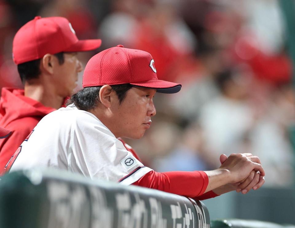 ６回の攻撃をベンチから見る新井監督（撮影・北村雅宏）