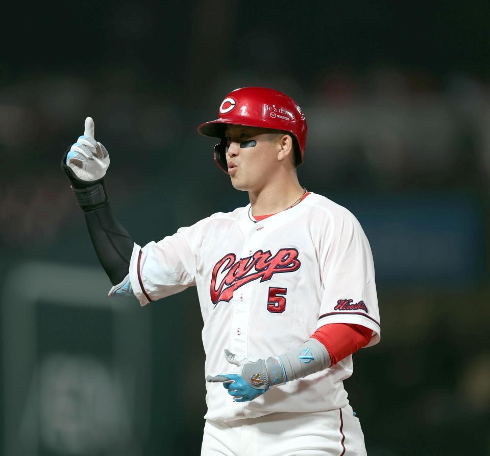 ７回、２点適時打を放ち、指を立てる小園（撮影・北村雅宏）